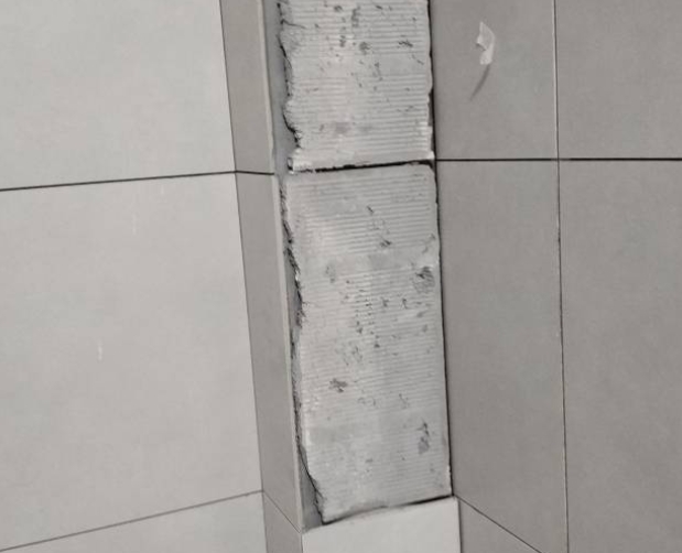 河西瓷砖空鼓维修公司分享下瓷砖施工前基层浇水润湿程度不足，可能导致以下问题
